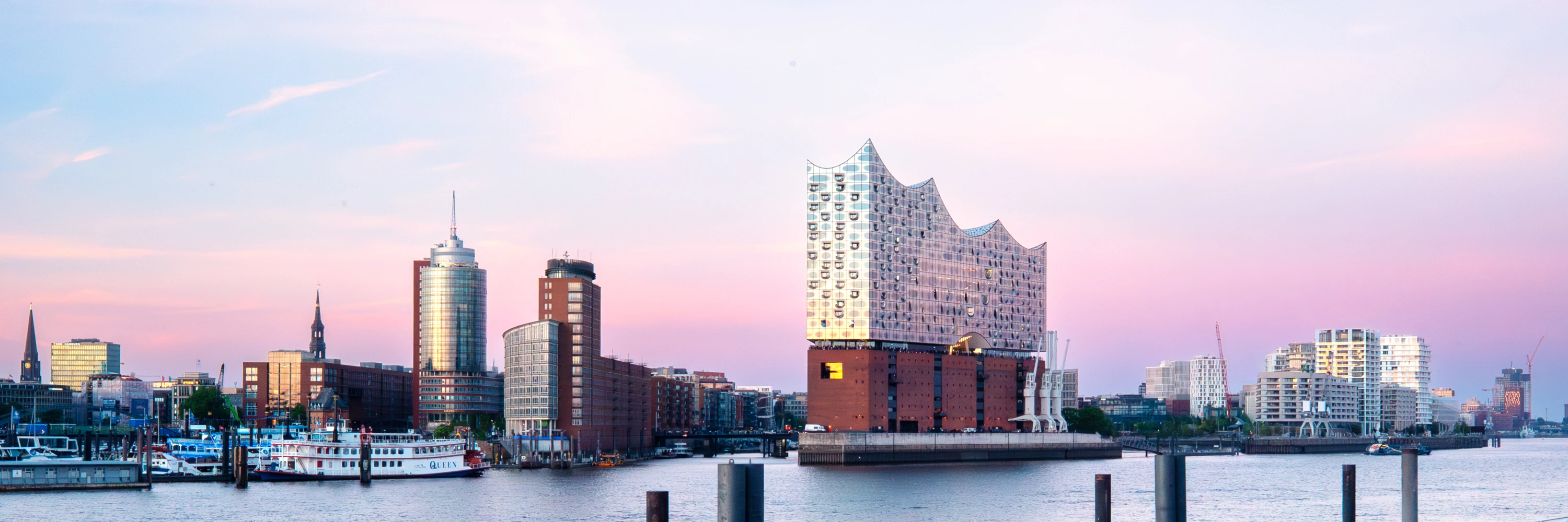 Elbe Skyline Hamburg mit Elbphilharmonie