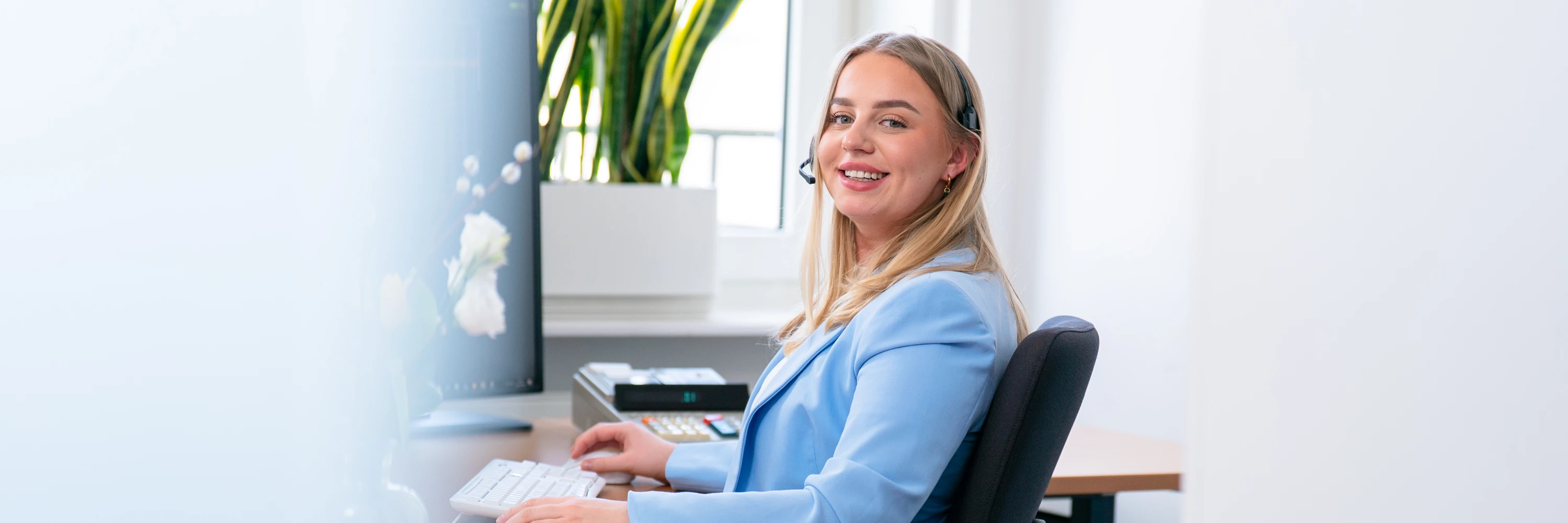 Steruerberaterin in Büro bei der Arbeit