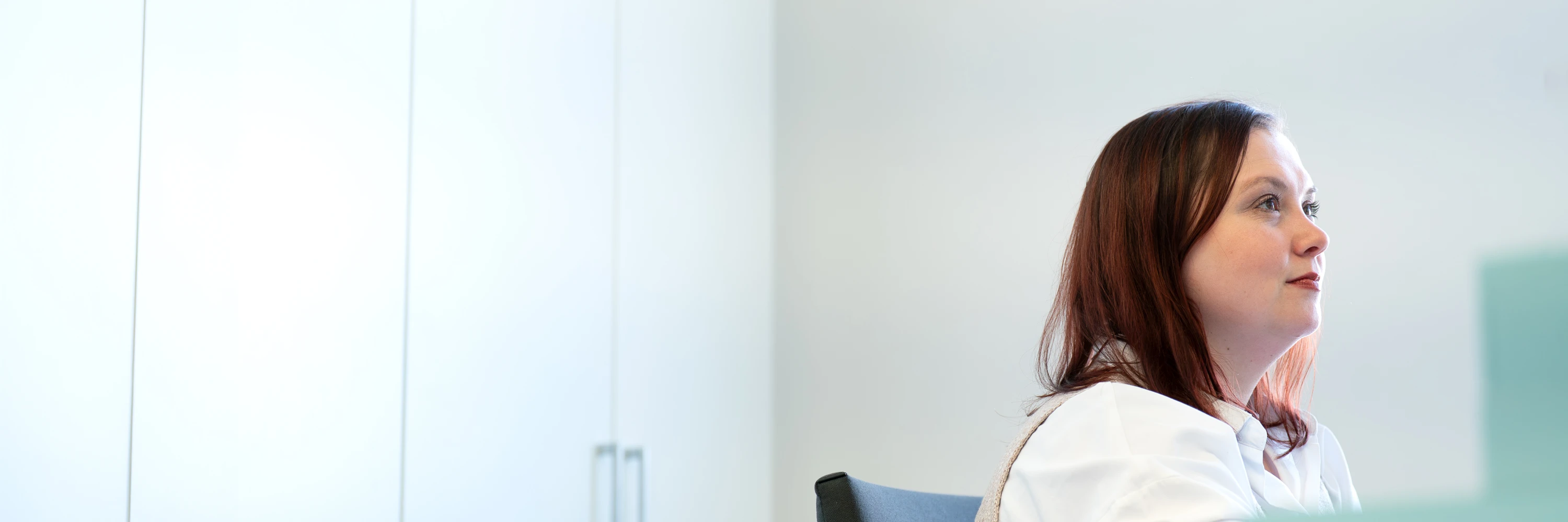 Steuerberaterin in Büro bei der Arbeit