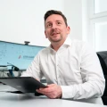 Steuerberater Tommy Prachnau an Arbeitsplatz mit Tablet