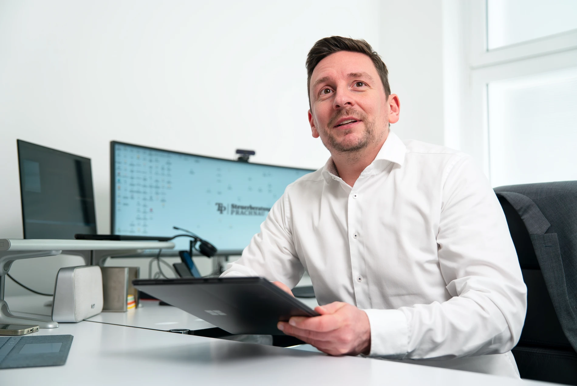 Steuerberater Tommy Prachnau an Arbeitsplatz mit Tablet